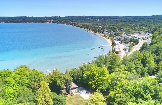 *NEW*Crystal Lake Private frontage/Location/Lawn/Hot tub!