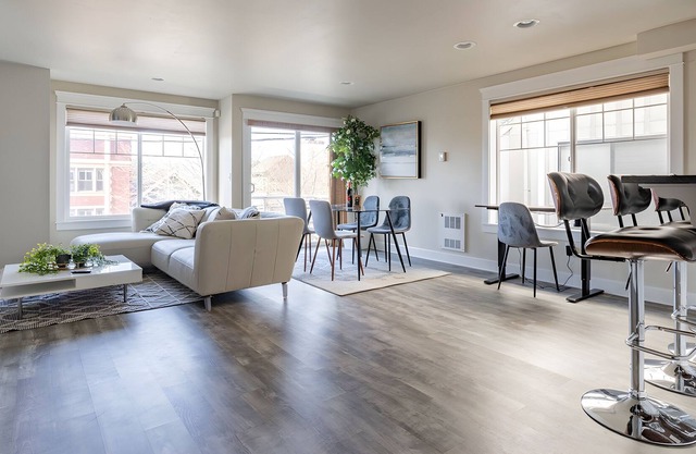 NEW! Eastlake 3 br | fast wifi and views!| Sophari