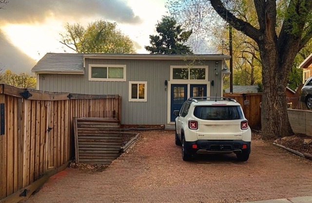 New, Eco-friendly, Mountain Views, Peaceful Backyard, King Bed, Dog Friendly