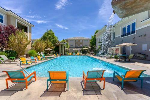 New Elegant 1BR Retreat Heated Pool Gym & Sauna