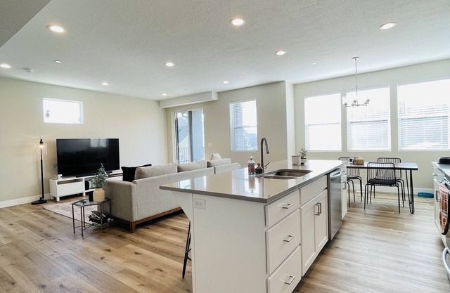 New & Elegant Modern Townhome