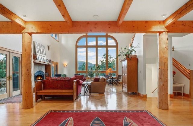 New. Elk House, Panoramic Views, Hot tub.