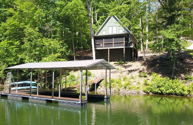 NEW Emerald Hideaway on Smith Lake -4 BED, 3.5 BATH w/Fire Pit, Kayaks + More!