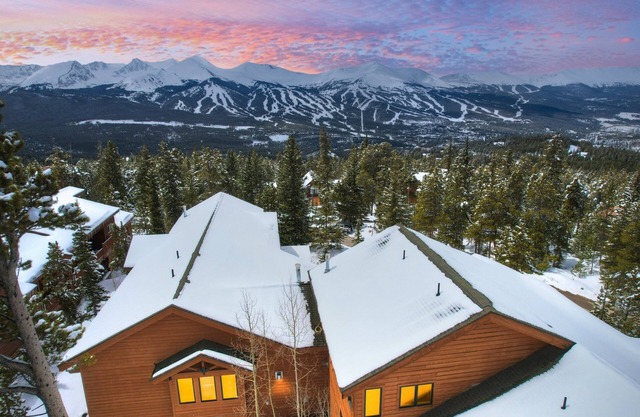 NEW Emmett's Peak in Breck, Forest & Mountain Views, 5min drive to Slopes/Downtown, Hot Tub