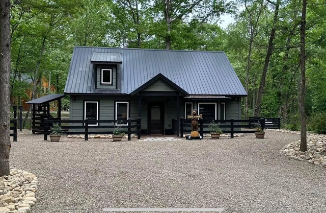 New Enchanted Lodge - Hot Tub - Pool Table - Fire Pit - Pond