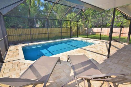 New England 3bd 2bt Home Heated Pool Close to Siesta