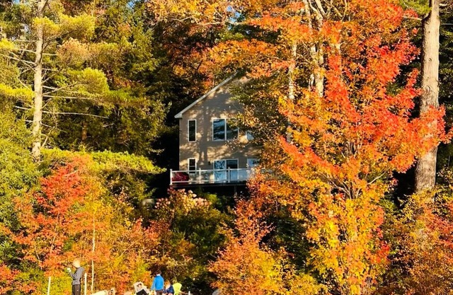 New England Lakefront Fall Escape, Dogs Welcome