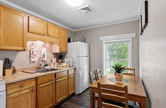 New! Entire unit Lakes & Mountains nearby.
