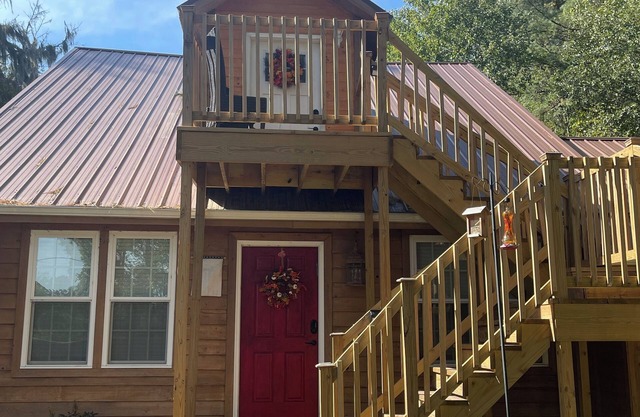 New "Fall" Look - 2 BR Loft Suite - 520 sf - balcony - deck - private entrance