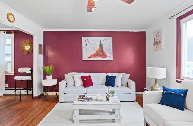 NEW! " Fall Season " open space concept & cozy 2 bed ranch - min from downtown
