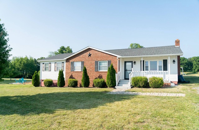 NEW! Farmhouse- Backyard of Shenandoah Nat'l Park