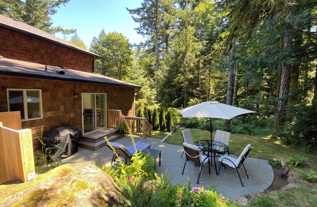 New* Forest edge private suite, very clean, perfect for a couple. New King bed.