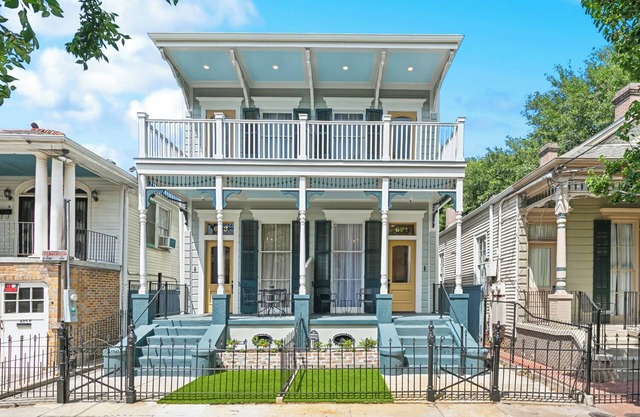 NEW French Quarter meets Marigny with stunning 2 BR, 2.5 Bath, Balcony & Office