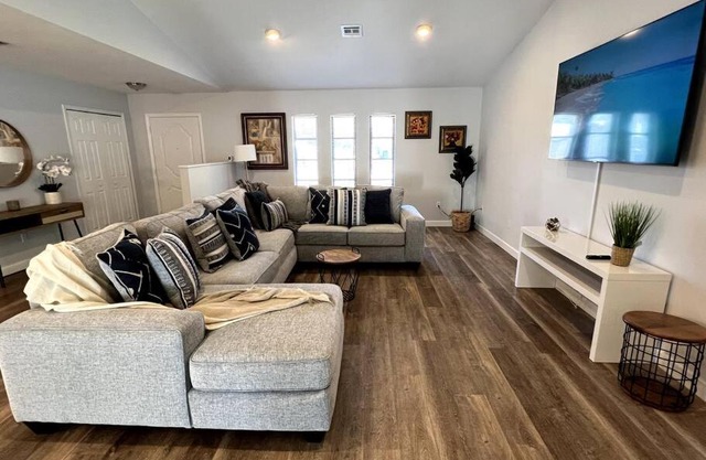New! Fully Renovated 3/2 Luxury Vacation Home