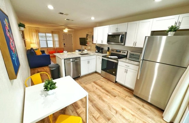 NEW Gorgeous Sunshine-Up 6 Guests-Private Backyard