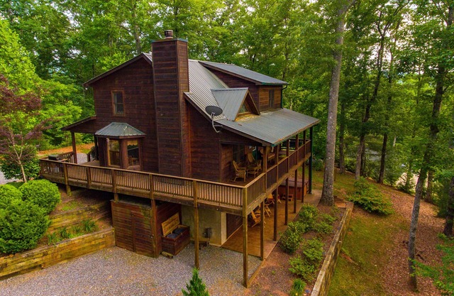 New Gourmet Kitchen, 210 great reviews n 3 levels for privacy2 fireplaces,hottub