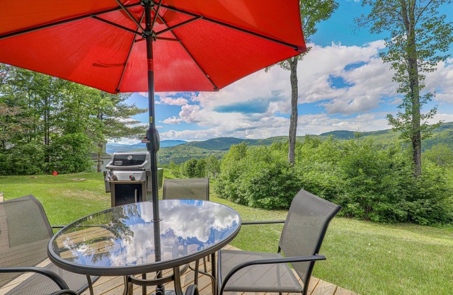 New Hampshire vacation getaway with gorgeous mountain views—ski, hike, swim!
