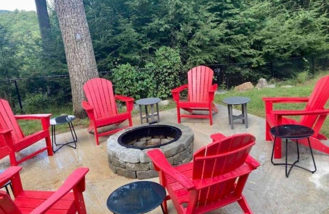 New Hampton Riverview cabin~Jacuzzi!Firepit!Dogs Welcome!nSki! Hike! Explore!