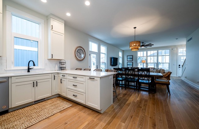 New Harbor Shores House with Bunk Beds, terrance, and Pool!