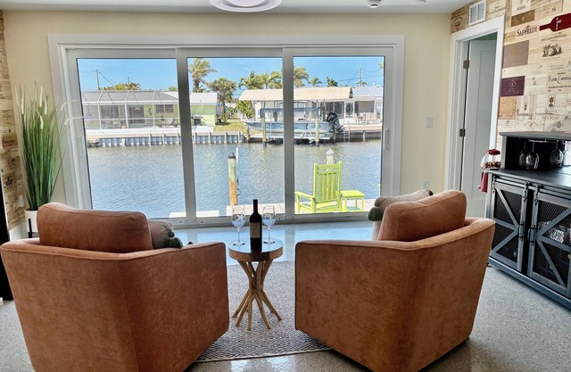 New! Hidden- Speakeasy-penny floor. 3bd 3bath Boat dock & Walk 2 town FABULOUS