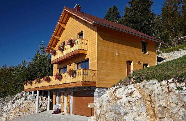 NEW HOLIDAY CHALET FULL SOUTH CLOSE TO SKI SLOPES