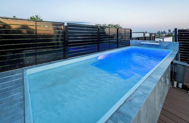 NEW HOME - Luxe Skyline Views - 20' Heated Rooftop Pool