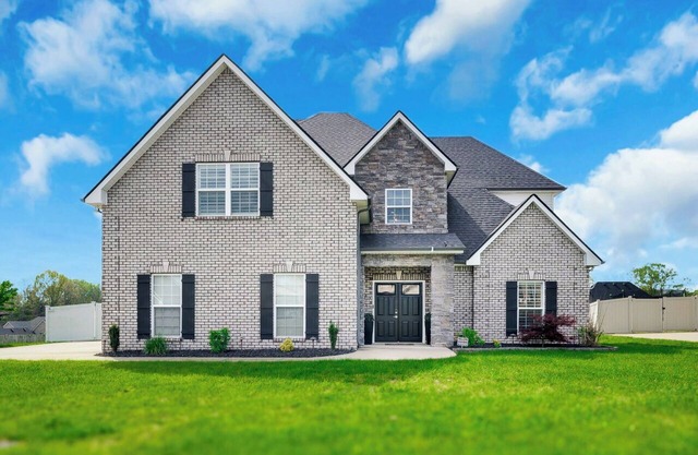 NEW! Home Theater - Game Room - 5BR 3.5 Bath near multiple attractions!
