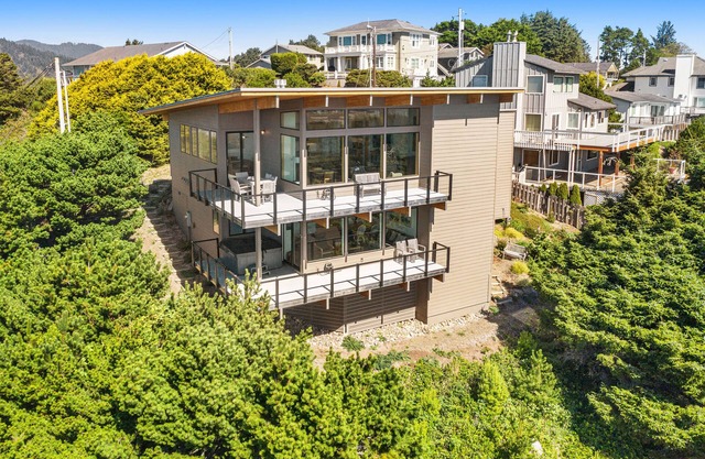 New home w/unparalleled ocean views & private hot tub - dogs welcome
