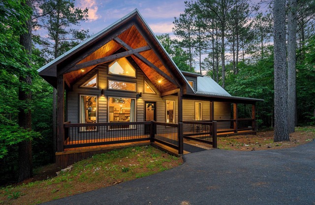 New Honeymoon Cabin! King Bed, Hot Tub, 2 Fireplaces & Rain Shower