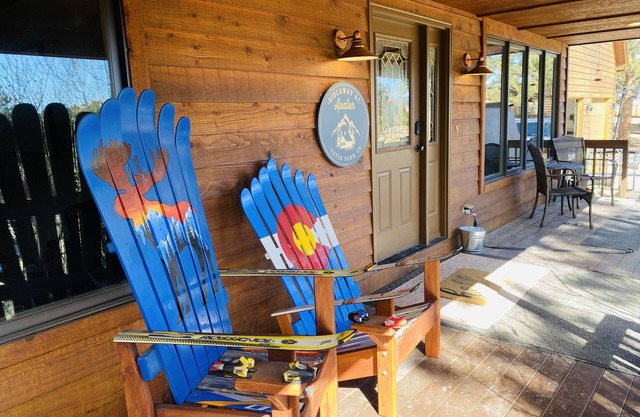 NEW HOT TUB, Game Room, PICKLEBALL COURT, AC, Fireplaces-close To RMNP, downtown