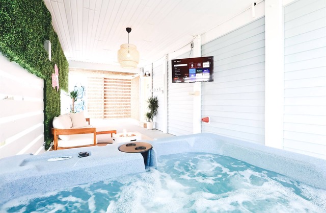 New Hot Tub, Surf Studio, Easy Walk to Beach!