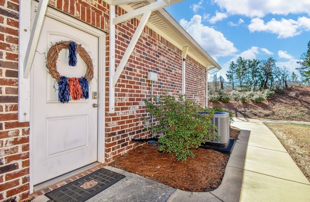 New! KJR Studio in Auburn, apartment that sleeps 4 close to Tiger Transit!