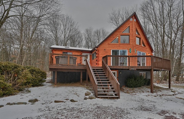 NEW ! Lake front Lookout Log Cabin! Private Lake !