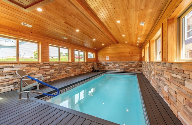 New! Lake Side Lodge: Lakfront, Golf Area, Dock Slip, Hot Tub!