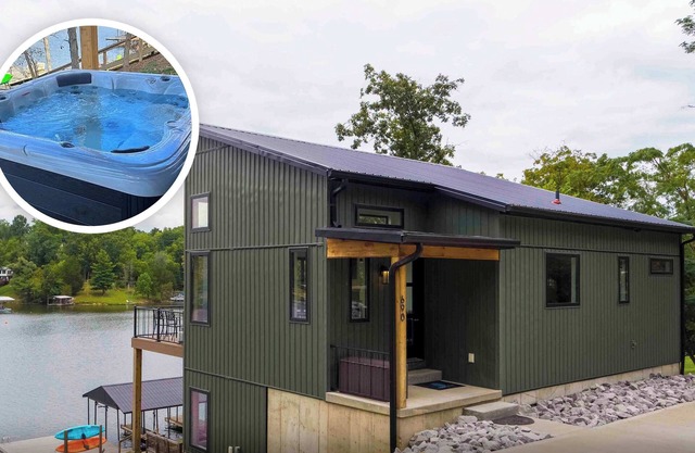 New- Lakefront w/Dock- Hot tub-7 miles to Ark