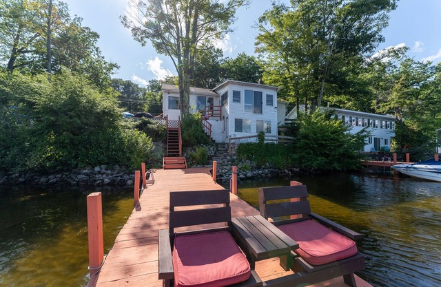 NEW Lakeside Haven: Sleeps12| HotTub |Private Dock