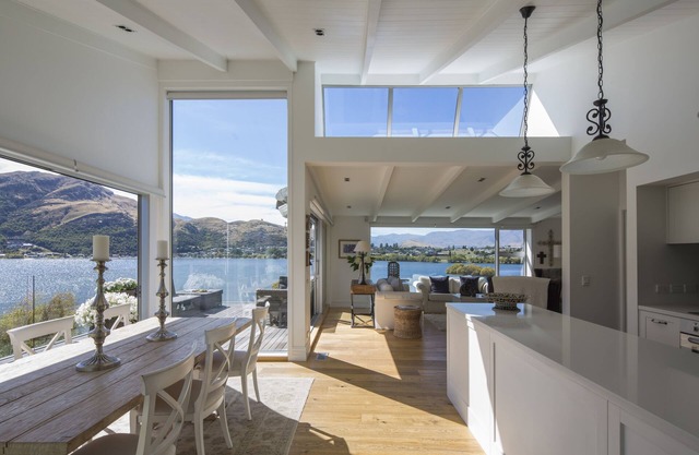 NEW: Lakeside + Mountain Views, Stylish Home, 3.5kms to Remarkables Ski field