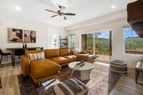 New Lakeview Penthouse - Amenities Galore