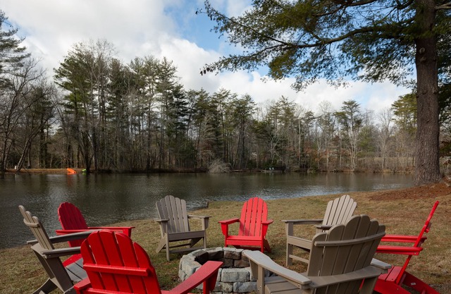 🦆 New Listing - 5BR/3BA, Pond, Dog Friendly, Close to Everything! 🦆