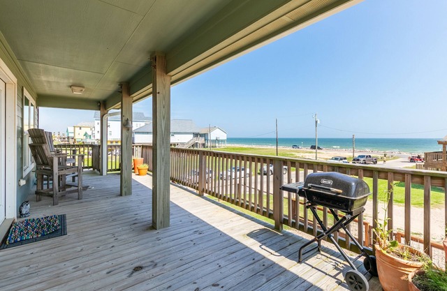 NEW LISTING! Beach Cottage w/3BR | Ocean view | Balcony by RedAwning