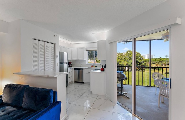 New listing - Beautiful 1BR 1.5BA apartment close to the beach