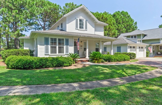 New Listing! Charming Home With 6 Seat Golf Cart! Grill*Patio/Outdoor Space*Pool