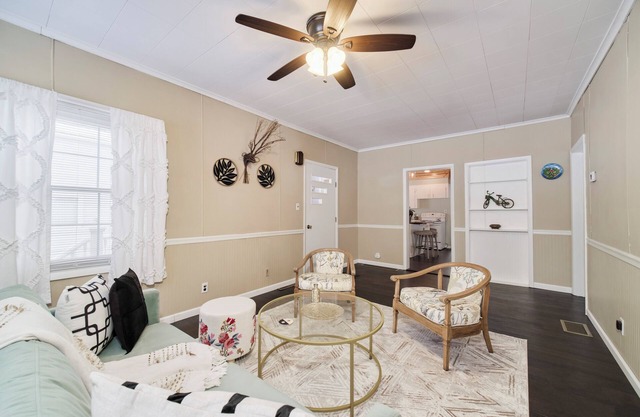 NEW LISTING charming 2 bedroom house walking distance to the beach and downtown
