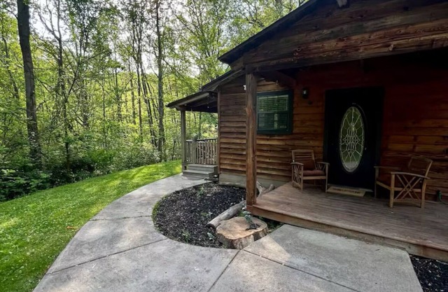NEW LISTING! Charming Cozy Cabin! Tucked Away in a PEACFUL MOUNTAIN surrounding!