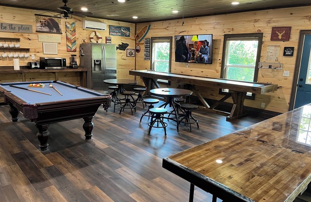 New Listing - Cozy 5-bedroom cabin in Sevierville - sleeps 18!