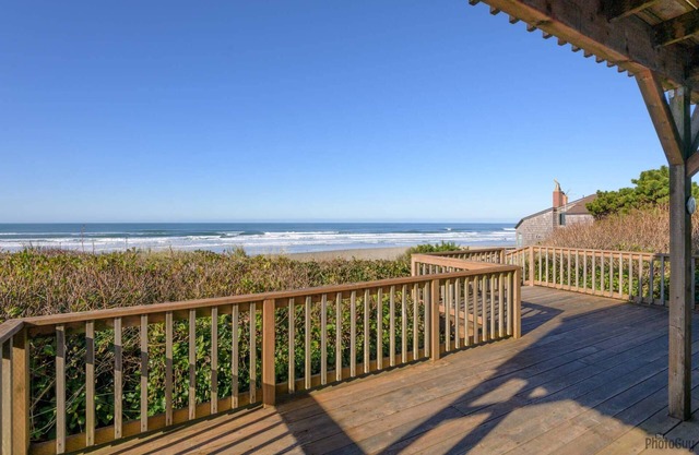 New Listing! Cozy beachfront home on famed Heceta Beach, amazing sunsets