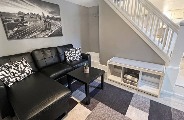*New Listing*Cute 1BR/Private Balcony/Free Parking