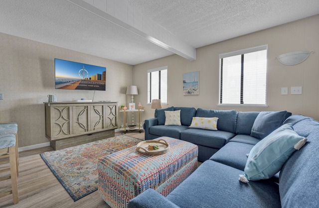 New Listing! Cute 2 bedroom, 2 bath condo in desirable North OC
