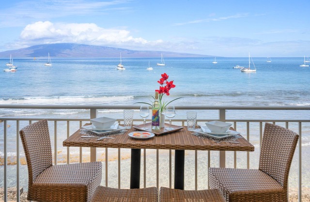 New Listing! Heart of Lahaina, an Oceanfront stay