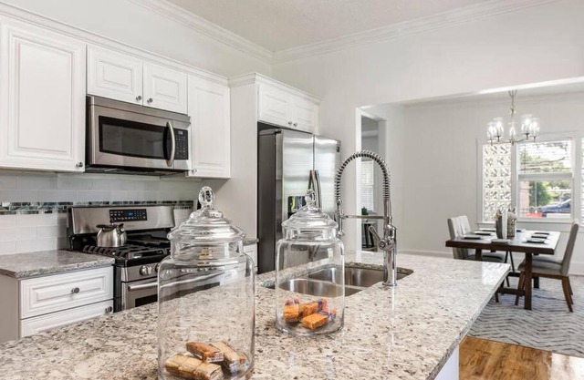 New Listing Large Home Near Mercedes Benz Stadium Sleeps 12 Coffee BBQ AC Parking
